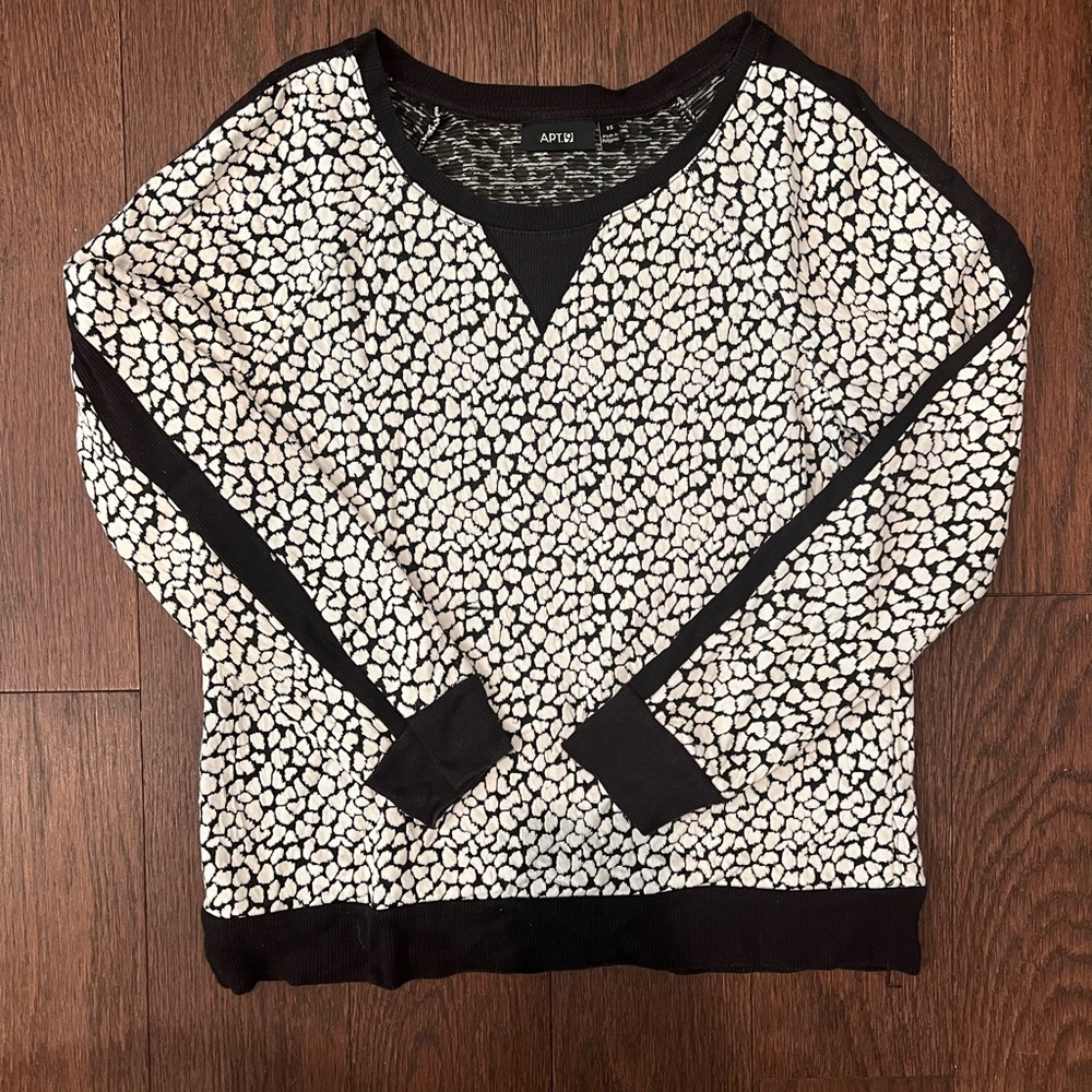EUC APT 9 thin sweatshirt sz XS